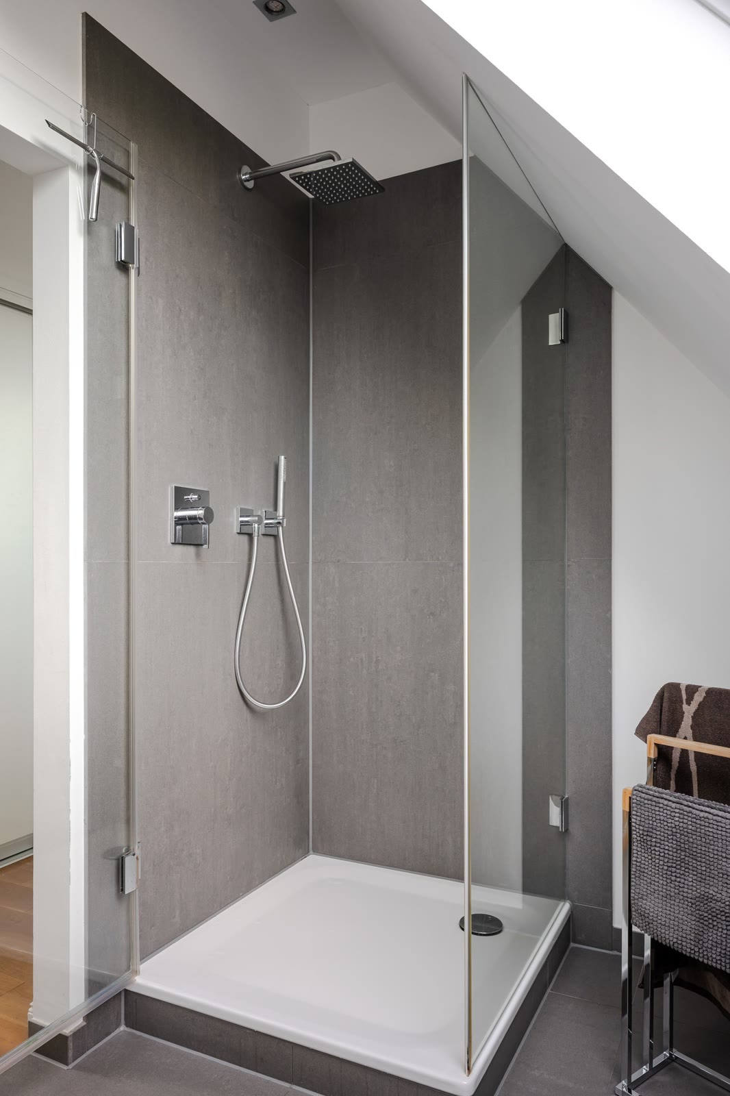 Bodengleiche Dusche mit Glaswand – Foto: Viktor Gurov
