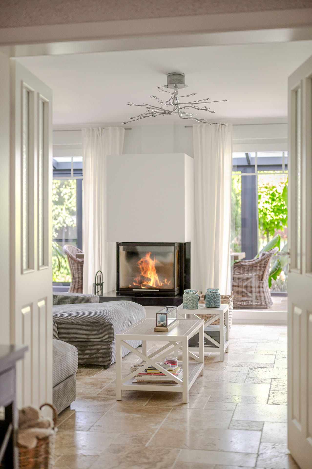 Wohnzimmer mit Kamin und Gartenblick – Foto: Viktor Gurov
