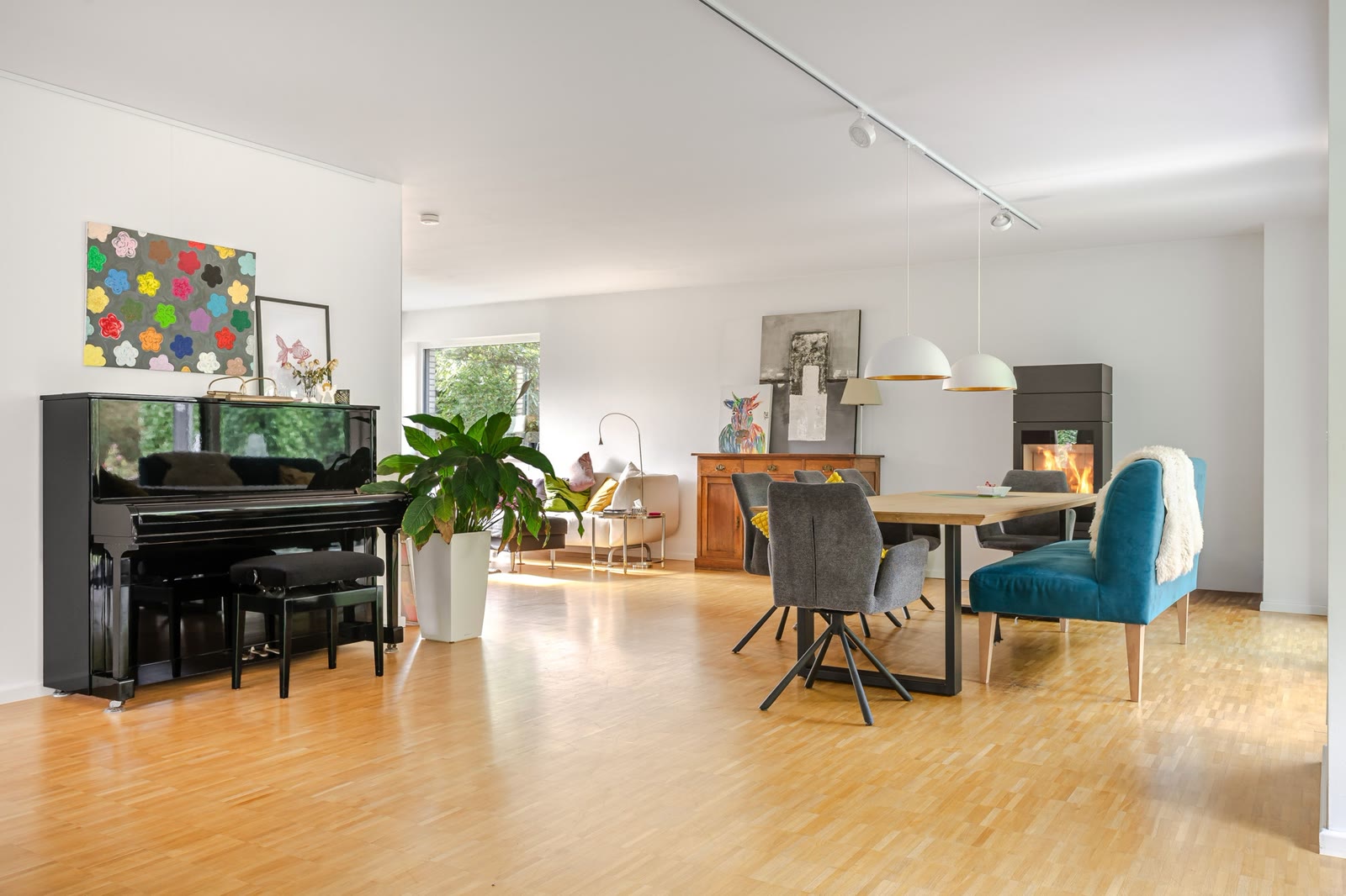 Offener Wohn- und Essbereich mit Klavier – Foto: Viktor Gurov