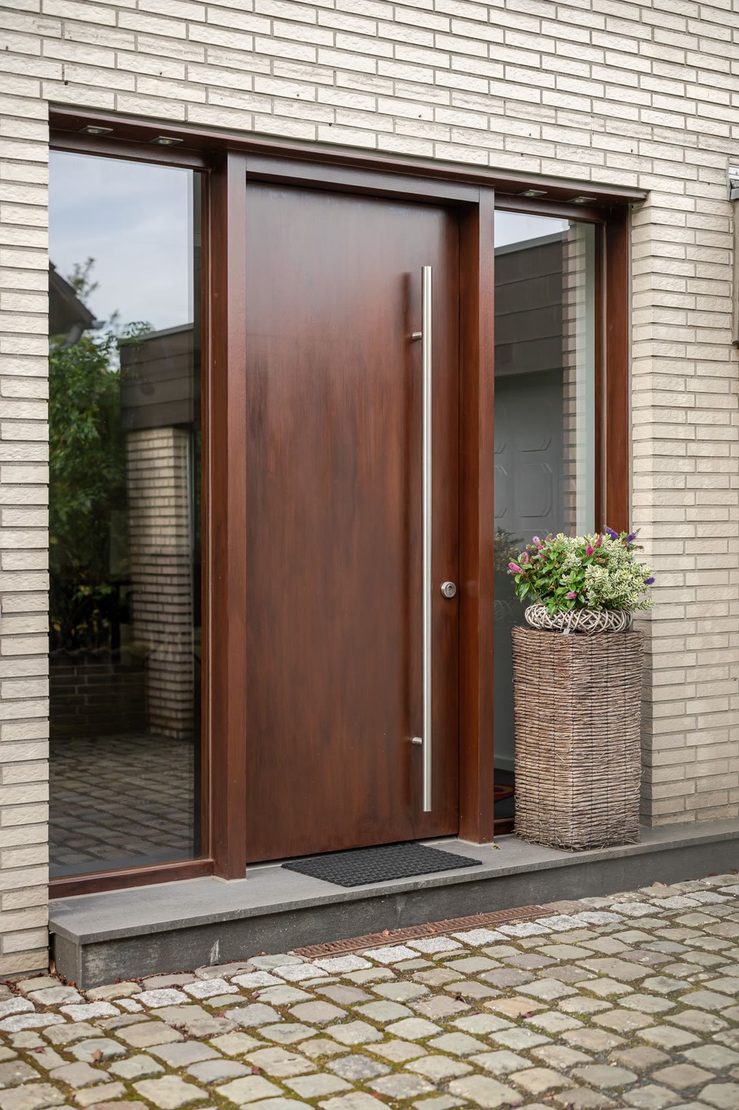 Hauseingang mit Holztür und Klinkerfassade – Foto: Viktor Gurov