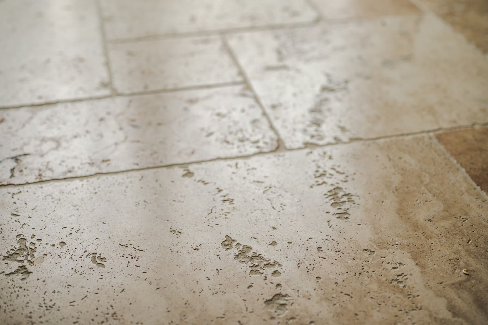 Detail: Travertin-Natursteinboden – Foto: Viktor Gurov