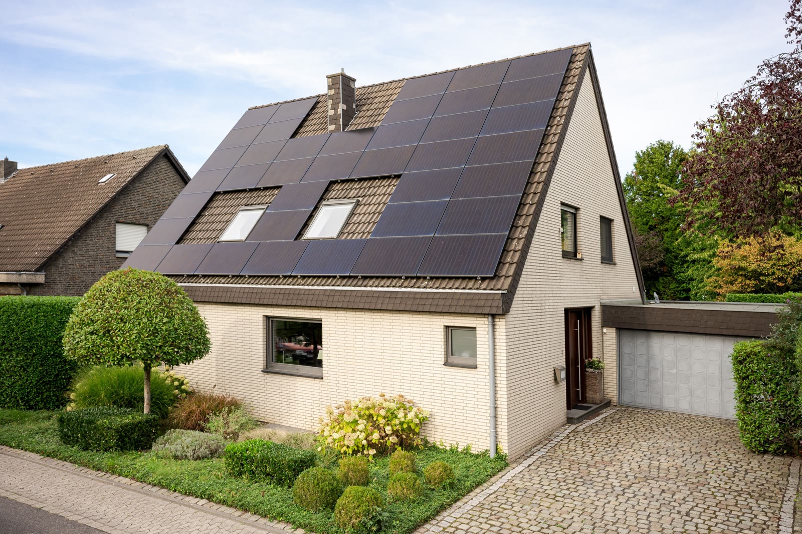 Einfamilienhaus mit Photovoltaik-Dach – Außenansicht – Foto: Viktor Gurov