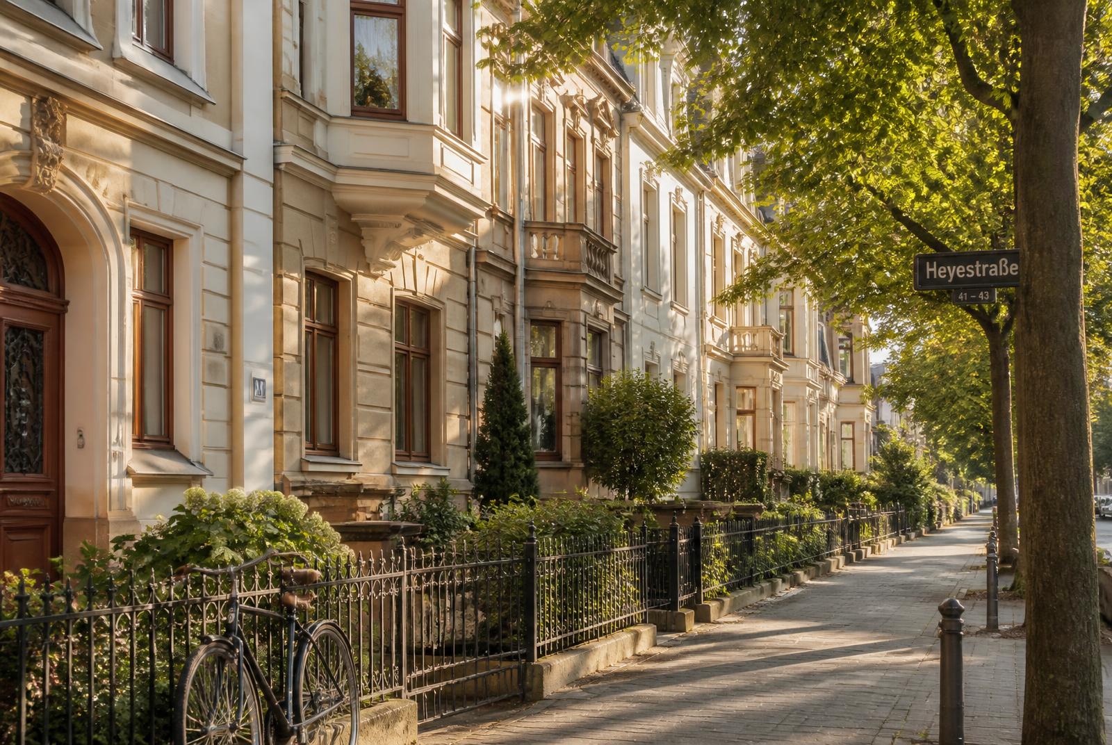 Gründerzeit-Straße in Düsseldorf-Gerresheim mit Stuckfassaden, Bäumen und Abendlicht