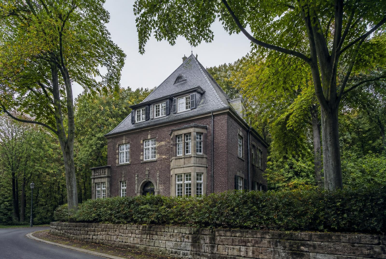 Klassische Backsteinvilla mit Schieferdach am Waldrand in Düsseldorf-Grafenberg zwischen alten Buchen