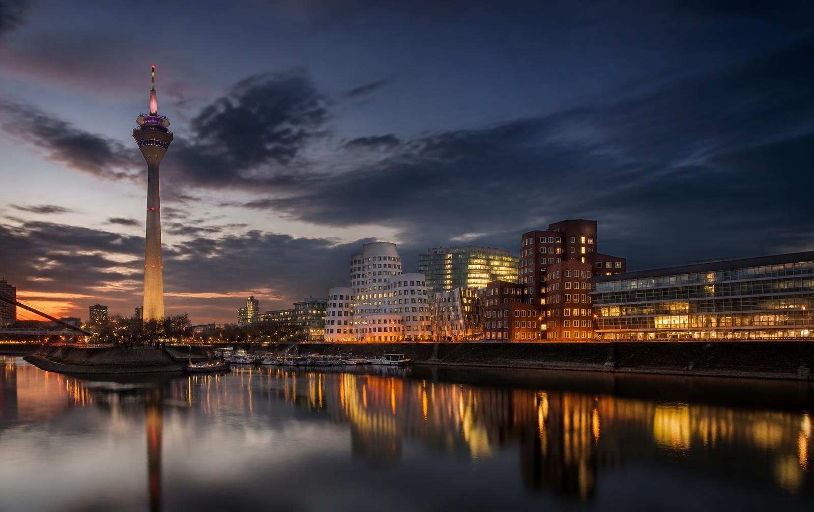 Düsseldorfer Skyline mit Rheinturm und Medienhafen zur blauen Stunde, Spiegelungen im Rhein