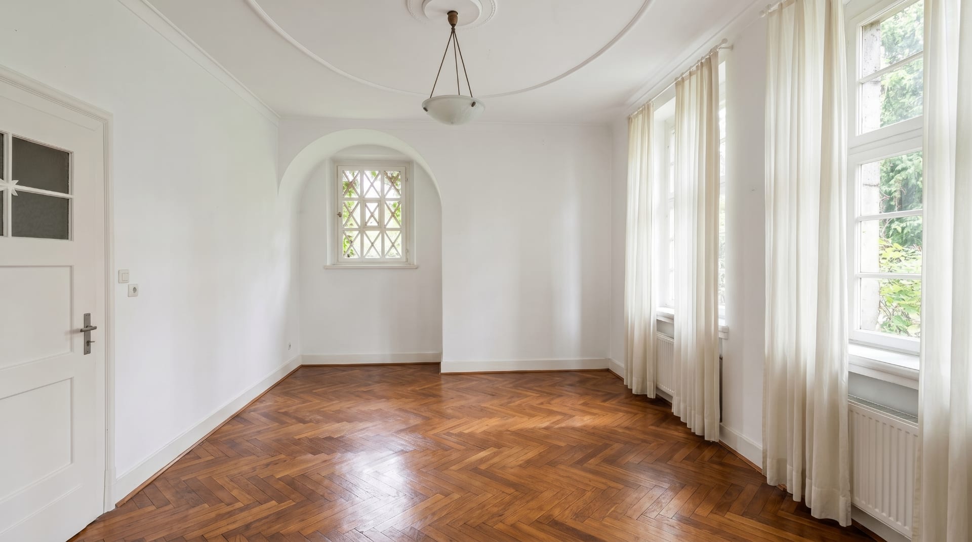 Leerer Raum vor dem virtuellen Staging